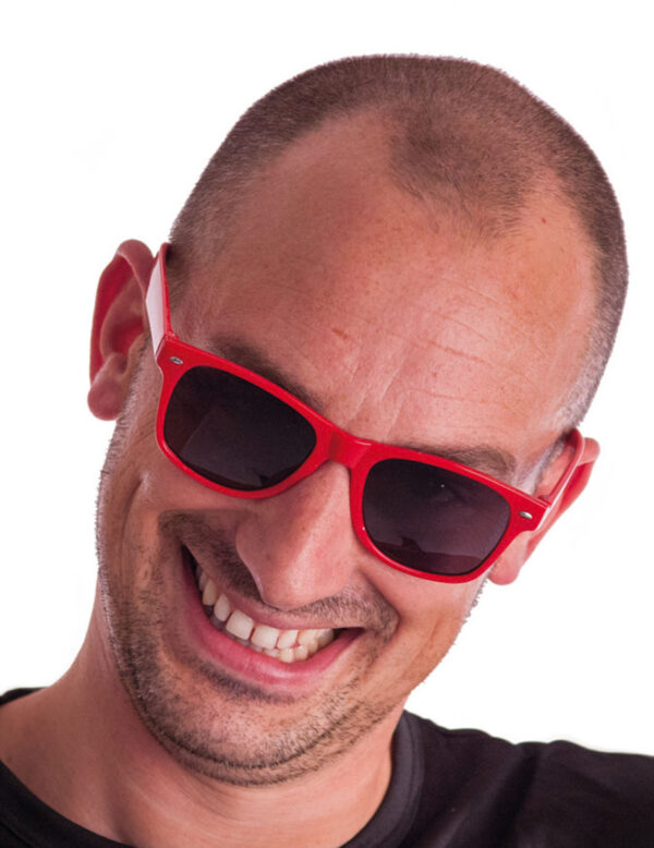 Brille mit getönten Gläsern rot